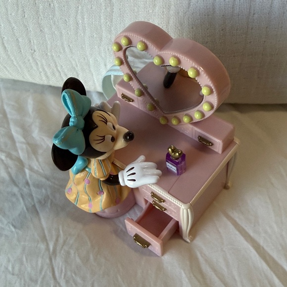 Tokyo Disney Resort Collectible Minnie Mouse Vanity Candy dispenser. - Picture 3 of 7